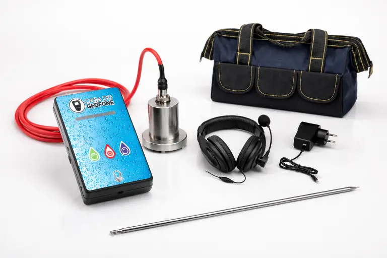 Novo Geofone Digital CGCV Blue 2026 com bolsa de transporte, equipamento profissional para localização de vazamentos por métodos não destrutivos.